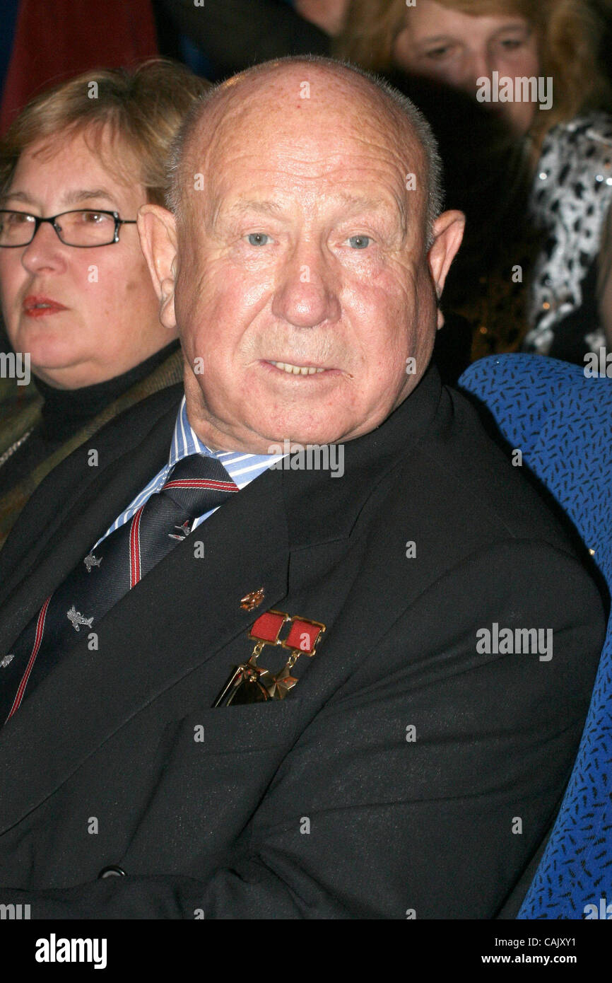 Russische Kosmonauten Alexey Leonov auf der führenden Messe der Film über "Vater" des russischen Raumes Programm Sergei Korolev Stockfoto