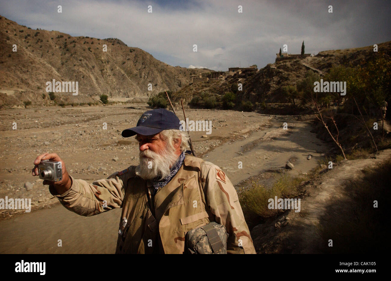 3. Oktober 2007 - nimmt Khost, Gardez Pass, Afghanistan - Michael Butler, der die Army Corp of Engineers, links, ein Bild von einem Flusswehr in Khost Gardez Pass. Die Marine Provincial Reconstruction Team verbrachten besuchten sieben Abzweigung Dämme und das Gemeindezentrum, Fortschritt und Qualität o überprüfen Stockfoto