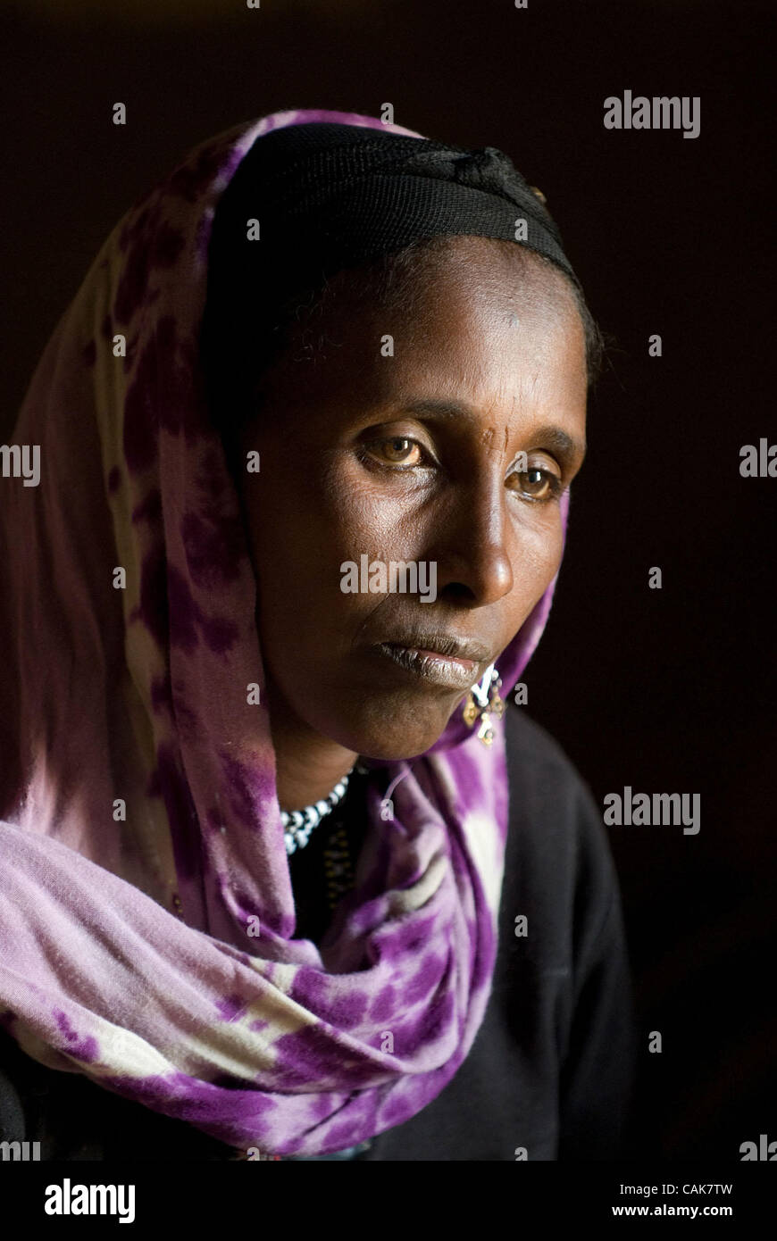 24. September 2007, unterstützt durch eine internationale Hilfsorganisation, trifft sich mit anderen Gruppenmitgliedern in ihrem kleinen Haus im ländlichen Äthiopien Dira Dawa, Äthiopien - eine Frau, die zu einer lokalen landwirtschaftlichen Genossenschaft gehört. (Credit: David Snyder/ZUMA Press) Stockfoto