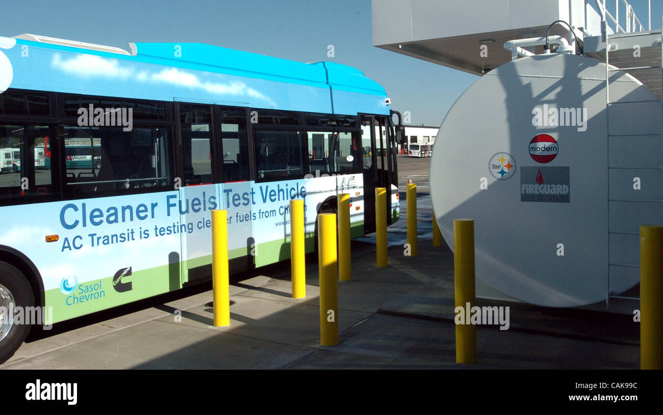 Ein AC Transit Bus zu der neuen Tankstelle Montag, 24. September 2007, in Oakland, Kalifornien, als Chevron Corp. hochzieht und AC Transit vorbereiten, ein Joint Venture zu starten, wobei Chevron zwei sauberer Verbrennung Kraftstoffe für 22 AC Transit-Busse zur Verfügung stellen. Die Brennstoffe getestet werden ein Biodiesel Mischung usi Stockfoto