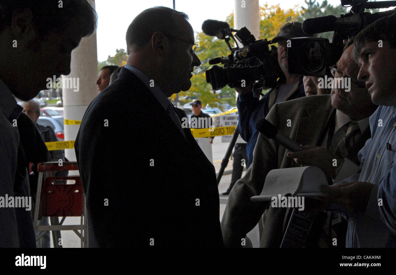 Edina, Mn., mittwochs., 26. September 2007 - Flughafen-Sprecher Patrick Hogan behandelt die Medien nach der mündlichen Verhandlung über den Abzug der US-Senator Larry Craig Geständnis... Allgemeine Informationen: US-Senator Larry Craig aufgefordert sein Geständnis widerrufen wurde von Richter Charles Porter in Edina gehört.  (Credi Stockfoto