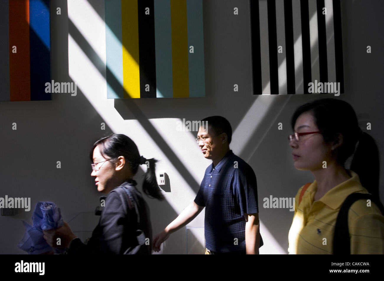 LEDE - hostet Sacramento State 18 Chinesisch-Lernende aus der Provinz Hubei in Zentralchina, die hier lernen, wie die amerikanischen Steuersystem funktioniert. Drei Leiter aus Napa Halle nach einer Klasse auf Notwehr. Die Sacramento Biene / Anne Chadwick Williams / 14. September 2007 Stockfoto