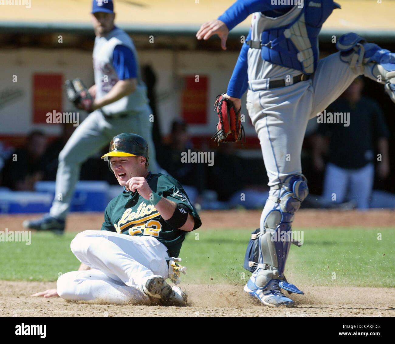 Jack Hannahan erhält einen Run auf Kurt Suzukis Triple im 5. Inning gegen die Texas Rangers während eines Spiels bei McAfee Colisum in Oakland, Kalifornien auf Sonntag, 16. September 2007.  (Di-Nam Tonne / ANG Zeitungen) Stockfoto