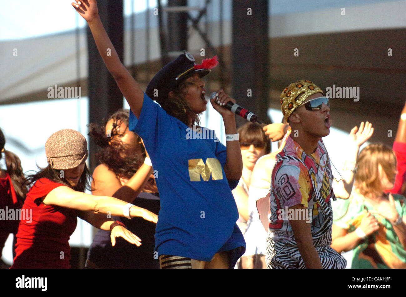 Fans tanzen auf der Bühne mit britische Hip-Hop-Künstler M.I.A führt Samstag, 15. September 2007, während das Treasure Island Music Festival in San Francisco, Kalifornien (Ron Lewis/San Mateo County Times) Stockfoto