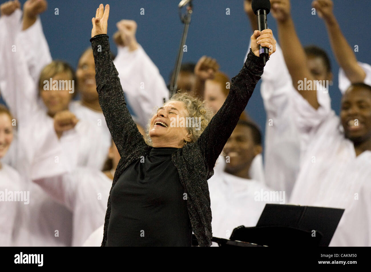 Eine besondere Leistung für das Stadion-Publikum sang Carole King ihre original-Song "Girl Power" Songs of Solomon inspirierenden Ensemble vor der Frauen Finale bei der 2007 US Open Tennis Championships in Begleitung. Stockfoto