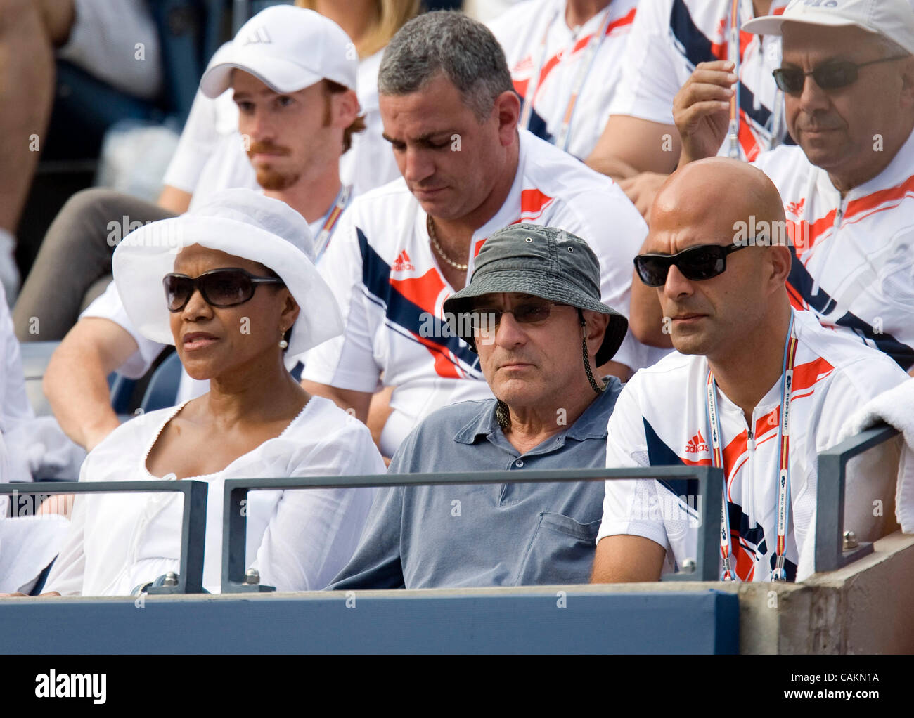 Robert De Niro Und Seine Frau Grace Hightower Sitzen Im Feld Novak Djokovic Im Finale Der 2007 Us Open Tennis Championships Manner Stockfotografie Alamy