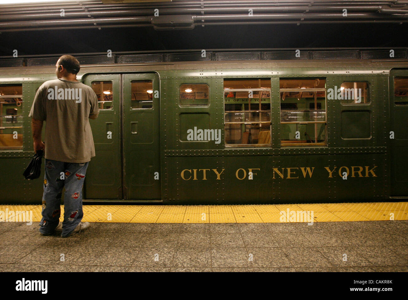 Sep 10, 2007 - Manhattan, NY, USA - Pre-WWII u-Bahn Zug A, bestehend aus R1 Oldtimer, Rollen in der 207th Street u-Bahnstation zum 75. Jahrestag der ein Zug und IND (Independent Subway Services) u-Bahn Eröffnung in Manhattan, New York, am Montag, 10. September 2007.  Die sechs Wagen, Stockfoto