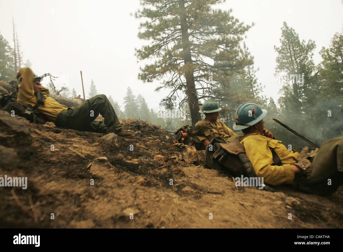 Foto von: Guy Küchen von rechts, Eddie Apadoca und Sky Nelson Ricky Bihner Rest während eines Tages der Brandbekämpfung Moonlight in Plumas National Forest am 11. September 2007. Stockfoto