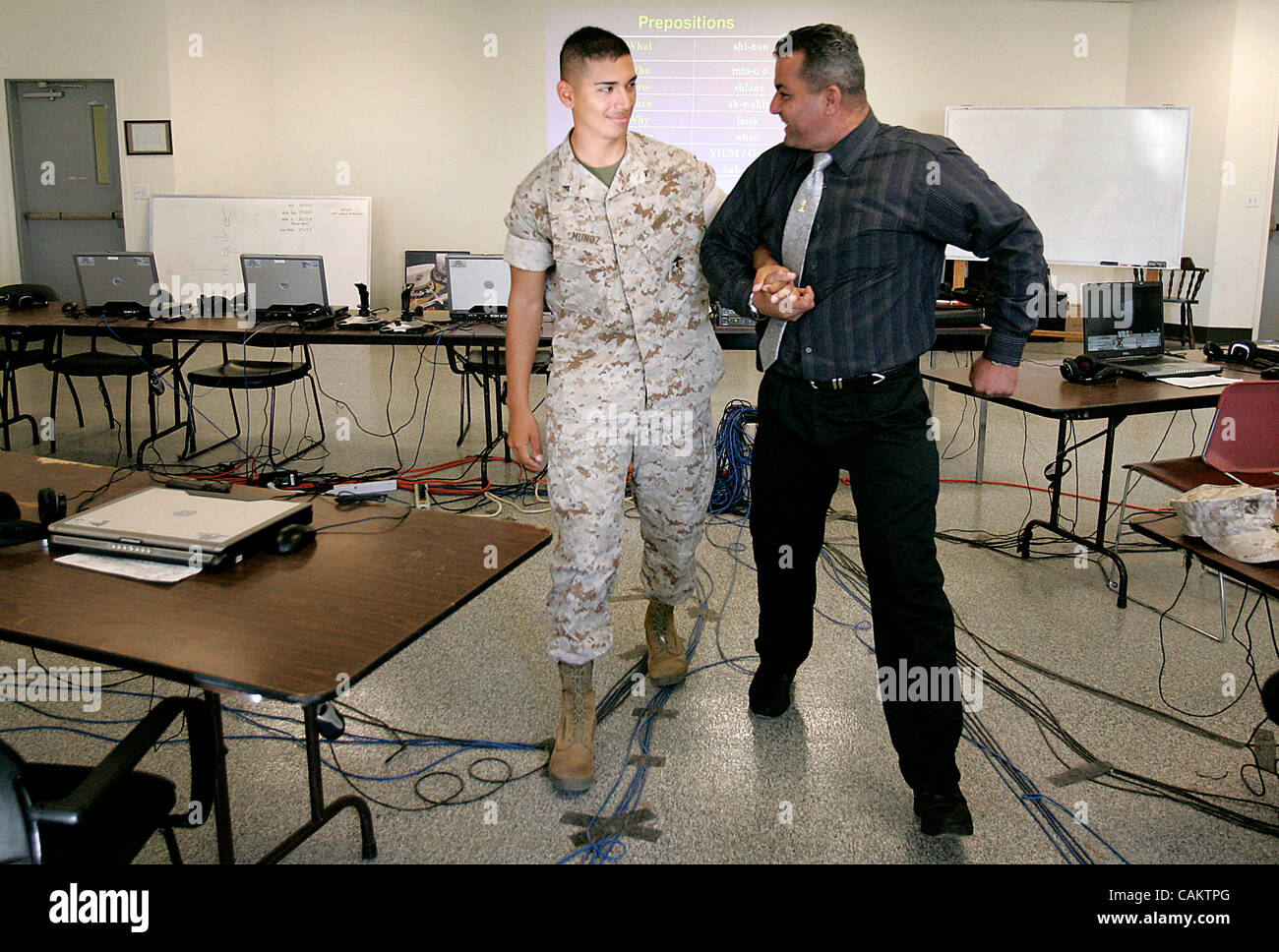 Dienstag, 11. September 2007, Camp Pendleton, Kalifornien, USA Ali Mehsen, 65, Recht, der eine Mendelpasses Berater für das Marine Corps ist, veranschaulicht auf Lance Cpl. Roman Munoz, 20, die Art der Interaktion der Marines können von dem irakischen Volk erwarten, wenn sie später in diesem Jahr bereitstellen.  Das Corps setzen Stockfoto