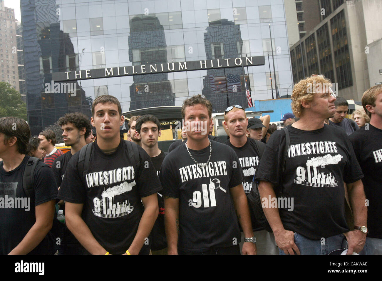 Demonstranten stehen auf den Umkreis von Ground Zero am sechsten Jahrestag der Sept. Dienstag, Anschlägen vom 11. September. 11, 2007 in New york Stockfoto