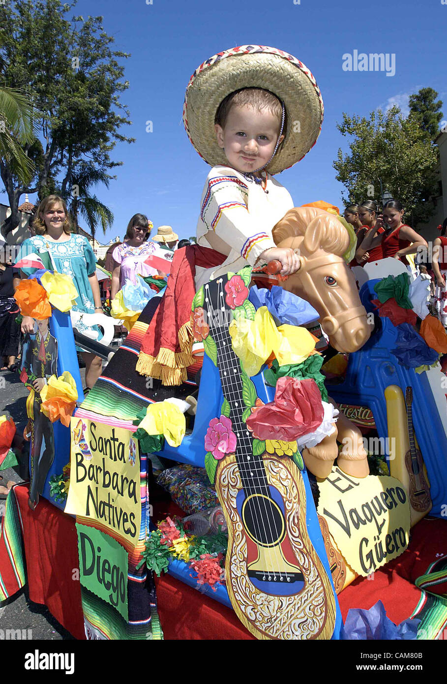 2. August 2003 - Santa Barbara, Kalifornien, USA - ein junger Mann unterhält einen festen Griff auf seinem treuen Ross, wie er wartet auf einen großen Auftritt in der 79. jährliche Old Spanish Tage Fiesta Kinder-Parade in Santa Barbara, CA zu machen.  Die fünf-Tage-Fiesta, feiert der Stadt spanischen, mexikanischen und Native Stockfoto