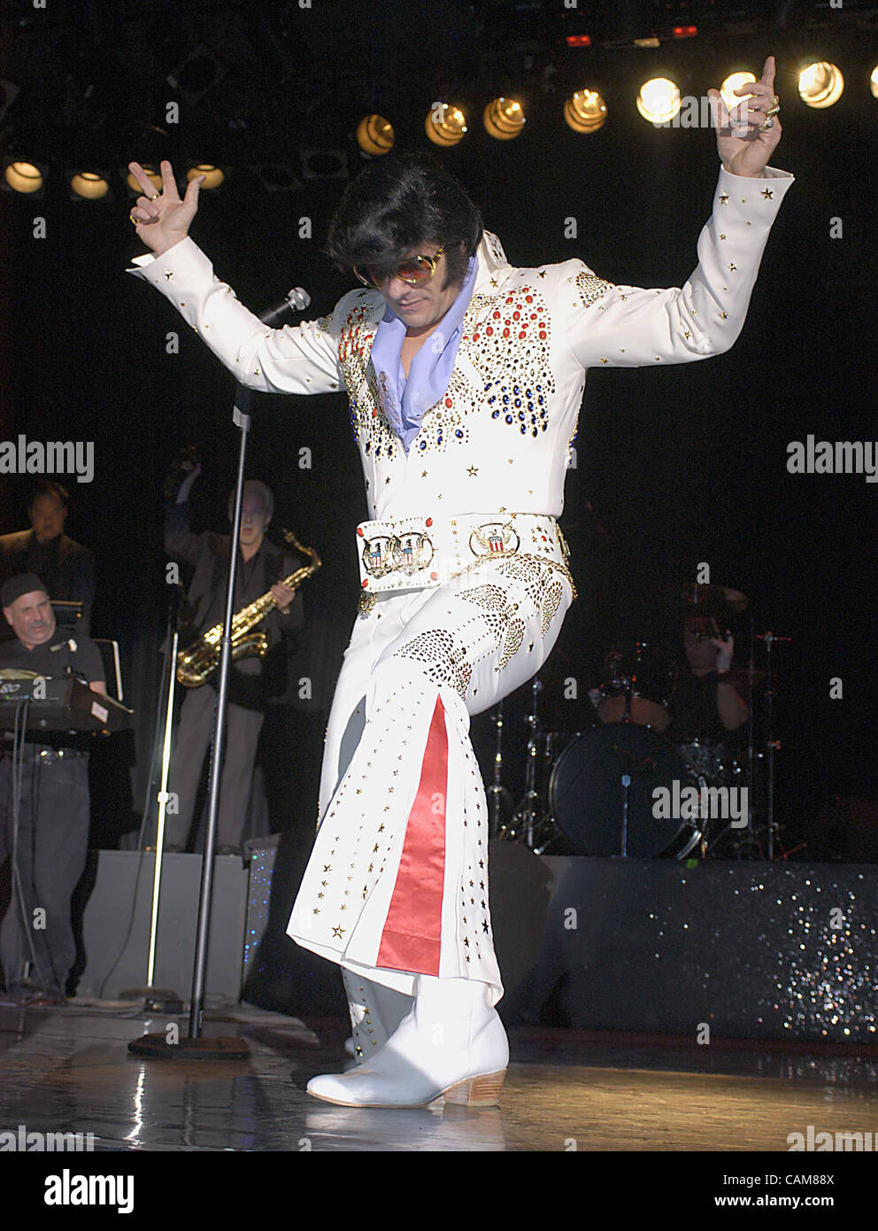 11. Januar 2004 führt - Las Vegas, USA - Kevin Hupka, Cleveland, Ohio, '' das ist All Right'' während der Elvis-Imitatoren Bundesfinale in Las Vegas.  Vierzig Tribut Künstlern führte zwei Elvis Songs mit einer live Begleitband und wurden danach beurteilt, Gesang, Originalität, Aussehen und Lieferung Stockfoto