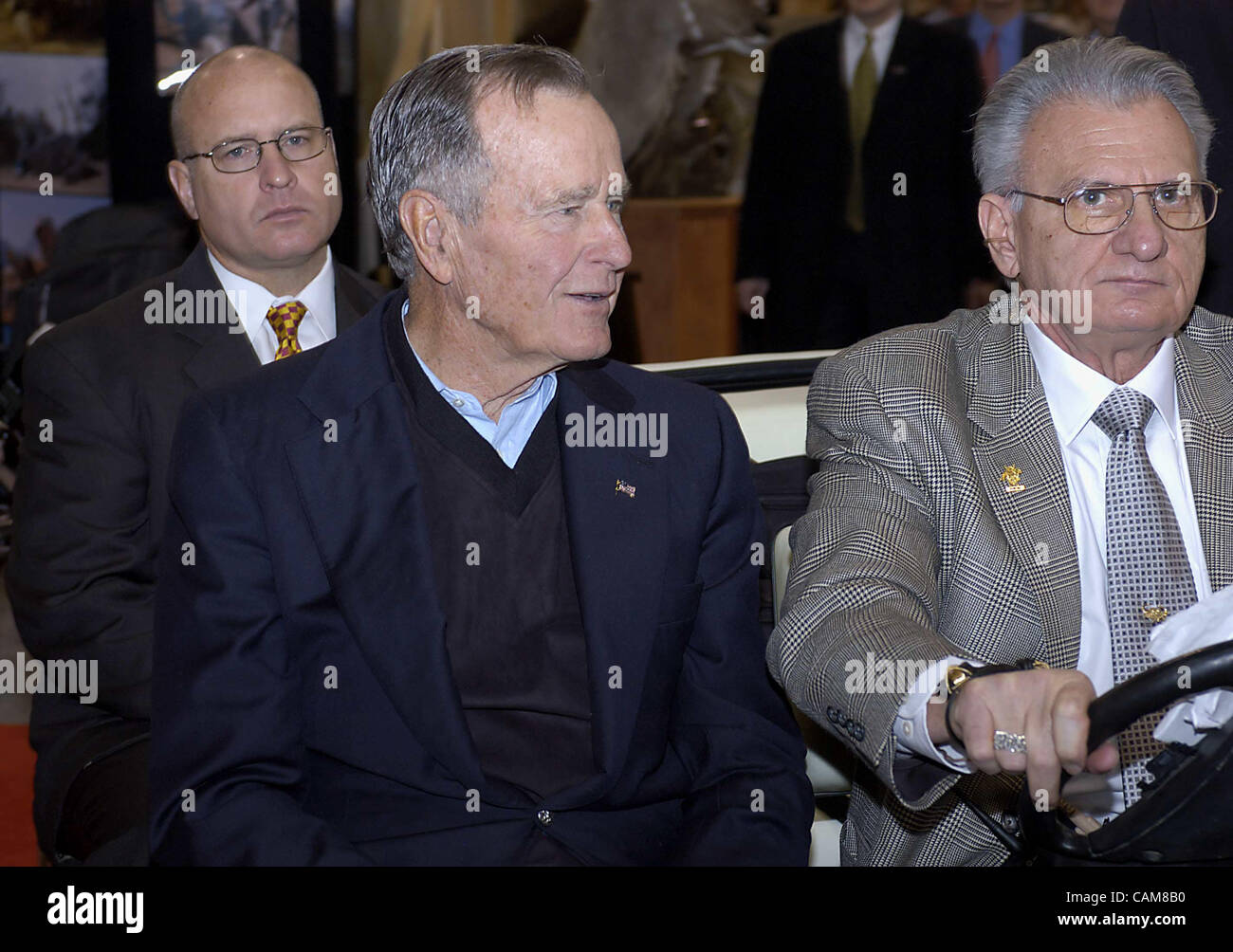 22. Januar 2004 - Reno, Nevada, USA - der ehemalige Präsident George Bush um in einem Golfwagen auf dem Boden des Reno-Sparks Convention Center, die Website von 2004 Safari Club International Convention, einem jährlichen internationalen Markt von Jagd-bezogenen waren und Dienstleistungen, einschließlich Safari o treibt Stockfoto