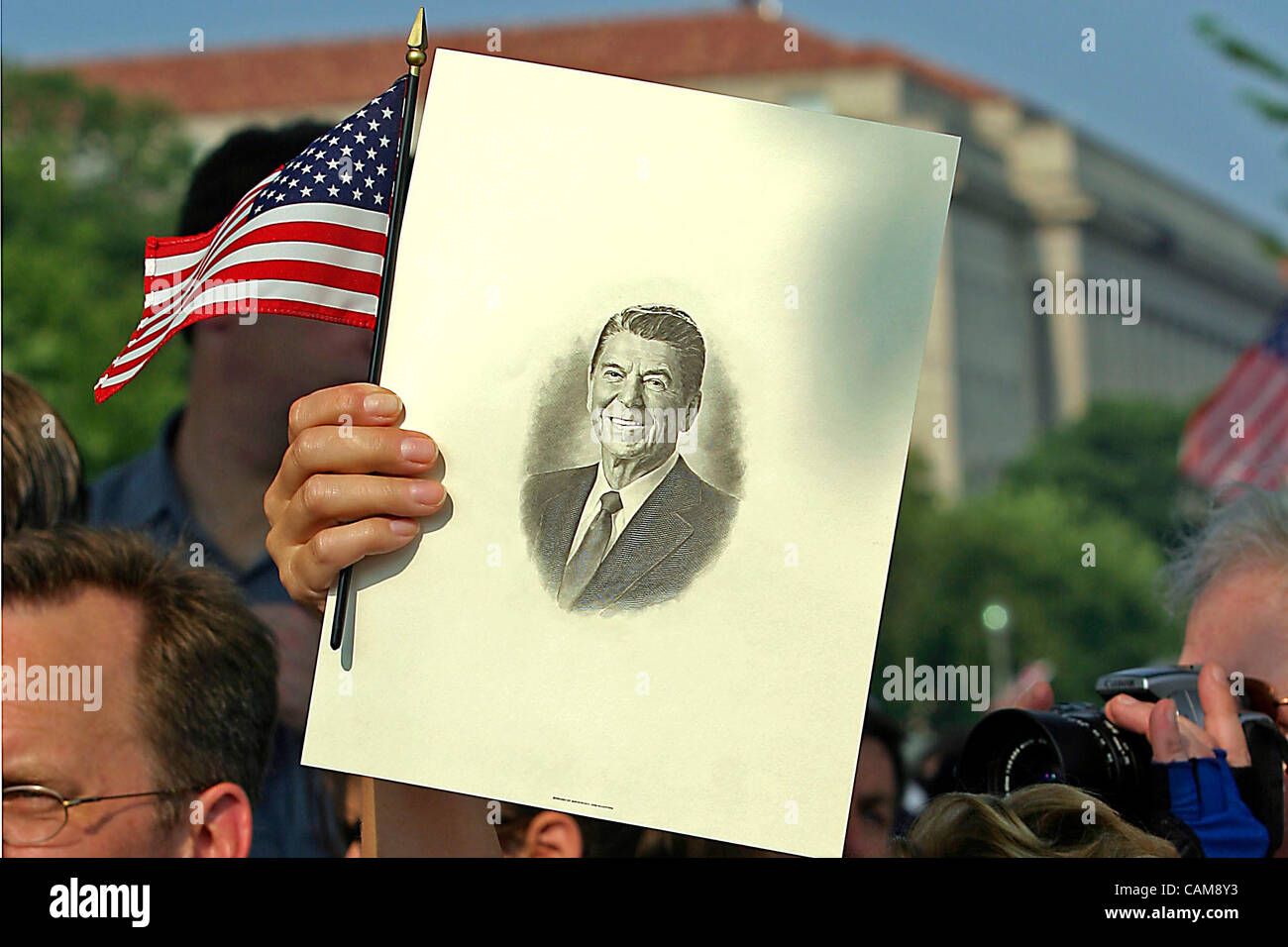 Ein Anhänger hält ein Bild von Ronald Reagan während der Prozession von Reagans Sarg hinunter Constitution Avenue auf das US-Kapitol. Stockfoto