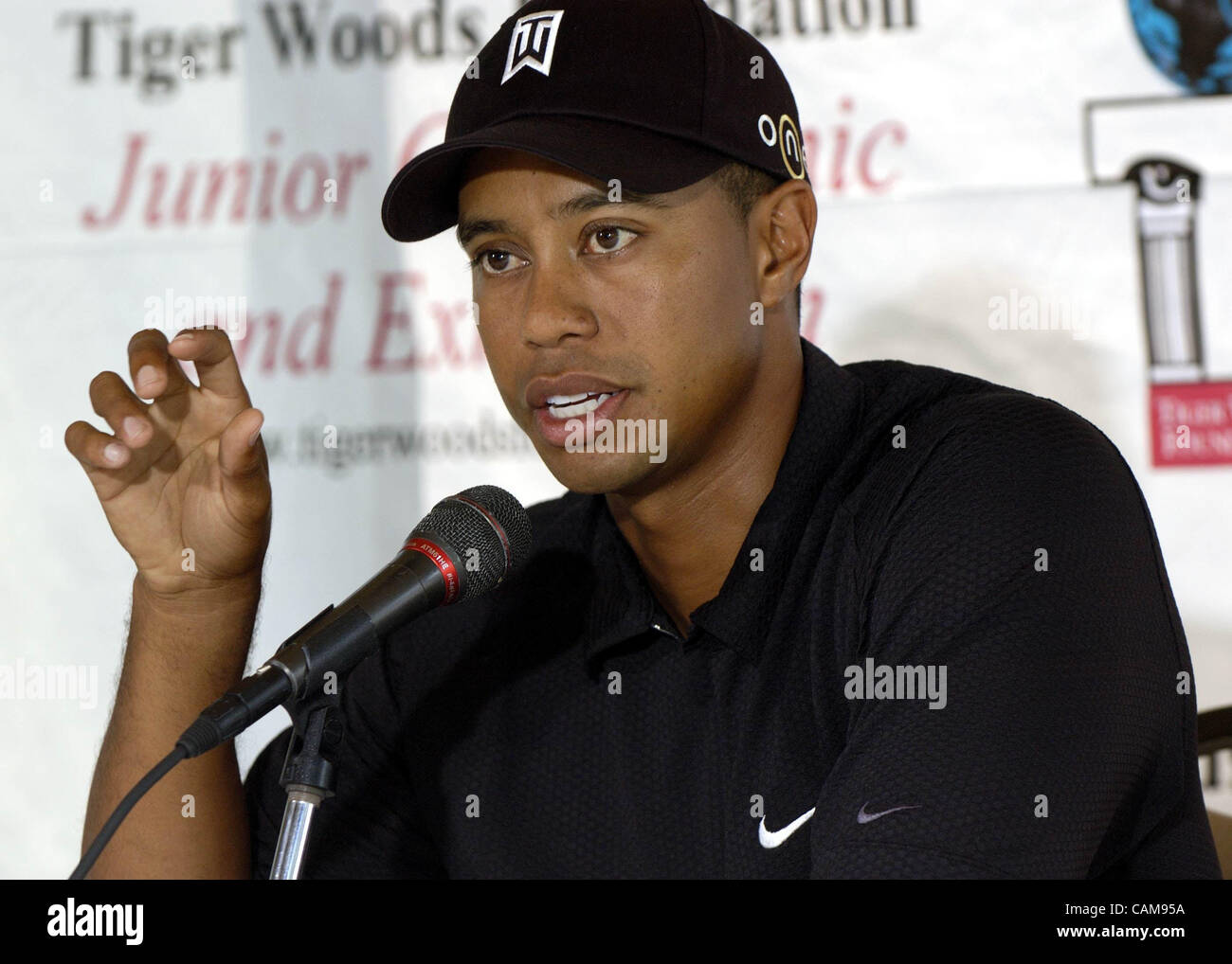 30. August 2004 - Anaheim, USA - Tiger Woods Felder Fragen im Rahmen einer Pressekonferenz am zukünftigen Standort des Tiger Woods Learning Center, eine Million 0 13 Hektar großen Bildungseinrichtung in Anaheim, Kalifornien.  Voraussichtlich im Frühjahr 2005 eröffnet, beherbergt das Zentrum Klassenräume, einen Computerraum ein Stockfoto