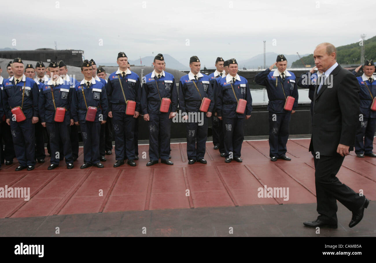 5. September 2007, Wiljutschinsk, Kamtschatka, Russland. Der russische Präsident Vladimir Putin Rybachiy russischen Atom u-Boot-Basis auf Kamtschatka (Russisch Fernost) zu besuchen. Putin(l) war Navy Base Inspektion. Stockfoto