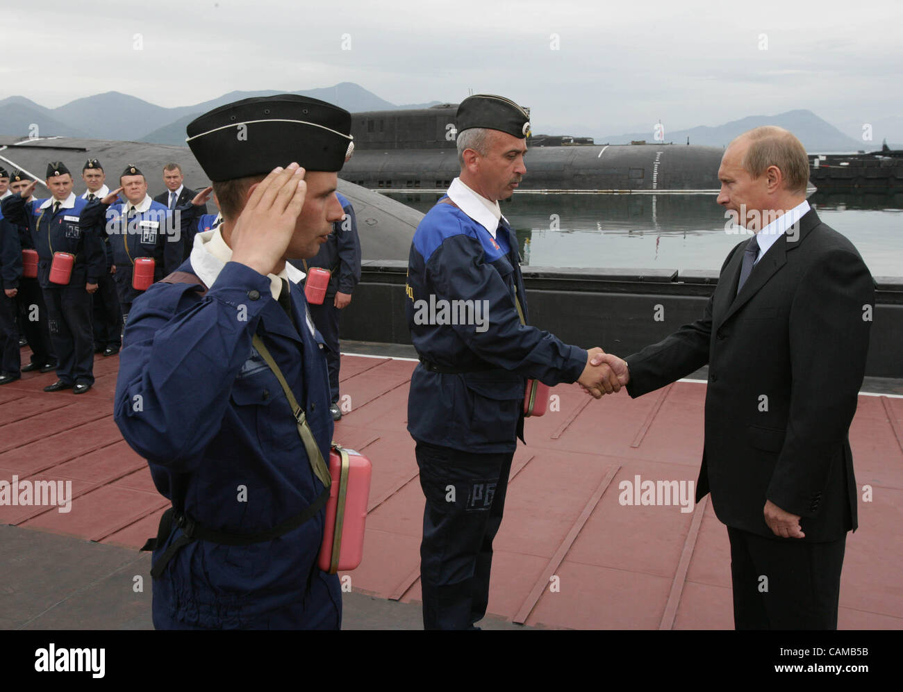 5. September 2007, Wiljutschinsk, Kamtschatka, Russland. Der russische Präsident Vladimir Putin Rybachiy russischen Atom u-Boot-Basis auf Kamtschatka (Russisch Fernost) zu besuchen. Nukleare u-Boot-Kommandant begrüßt Präsident Vladimir Putin(r). Stockfoto