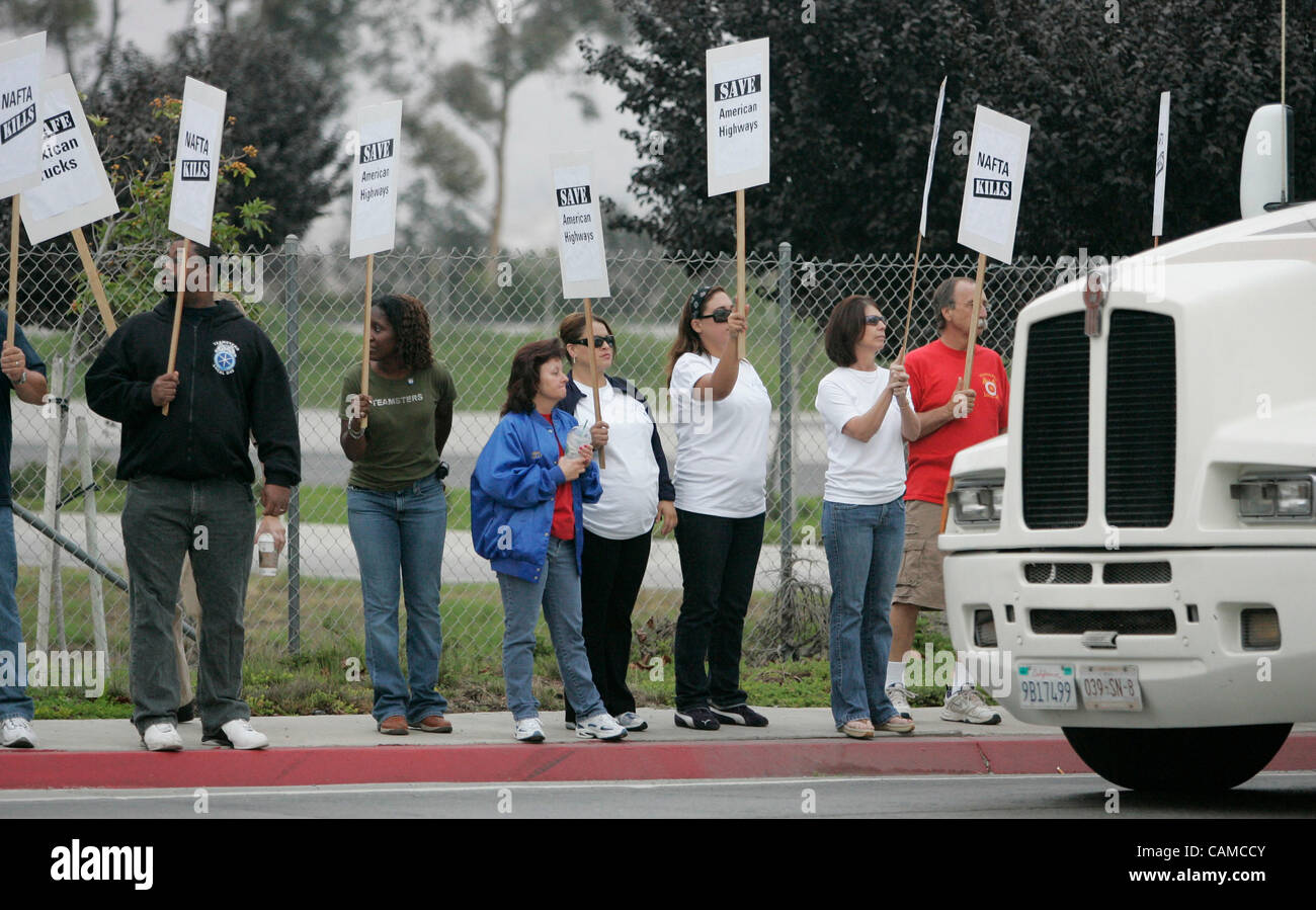 6. September 2007, San Diego, Kalifornien, USA. Teamsters Streikposten vor dem Otay Mesa Skalen und Inspektion Anlage Enrico Ferme Drive entlang am Donnerstagmorgen in San Diego, Kalifornien. Trucker protestierten gegen NAFTA pilot mexikanischen LKW-Programm, das an diesem Tag beginnen.   Mand Stockfoto