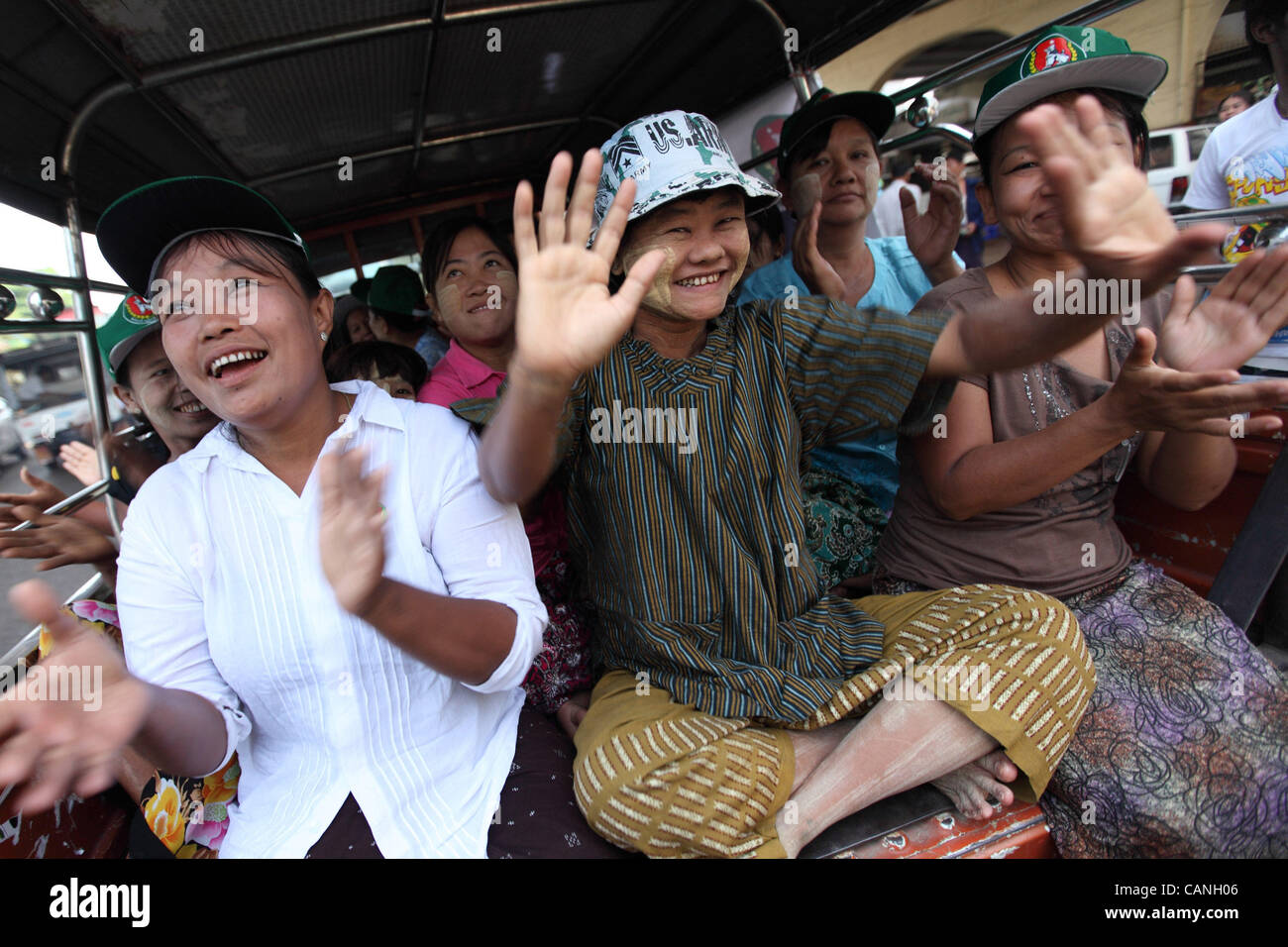 Unterstützer der regierenden United für Solidarität und Entwicklungspartei Kampagne in Yangon, 31. März 2012.  Die Menschen in Myanmar rüstet sich für Wahlen, die Demokratie Symbol Aun San Suu Kyi, das Parlament zu katapultieren könnte. Stockfoto