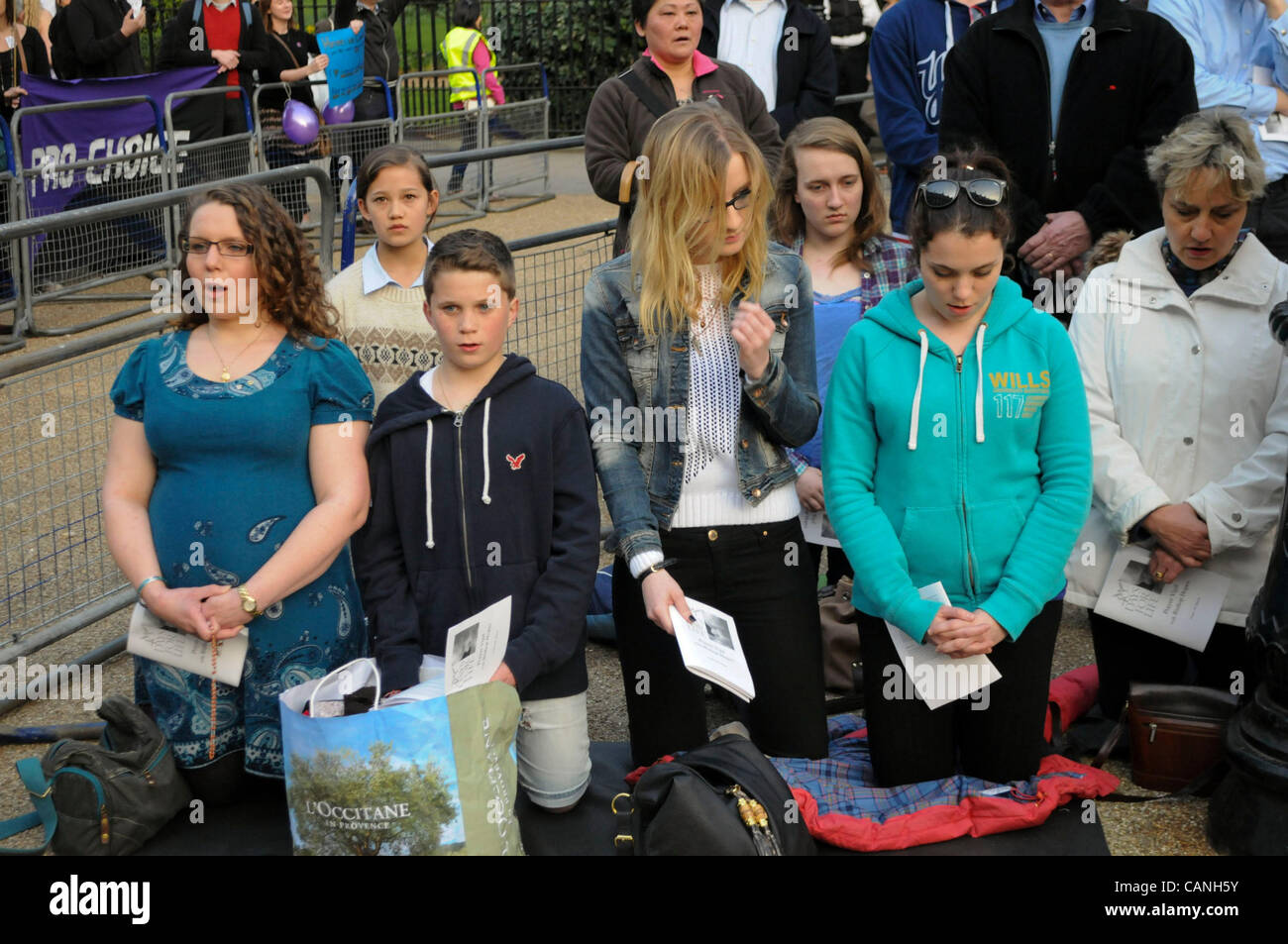 London, UK. 30.03.12. Eine christliche Familie kniet im Gebet, als Pro-Life und Anti-Abtreibungs-Aktivisten Proteste außerhalb der britischen Schwangerschaft Beratung in Bedford Square statt. Stockfoto