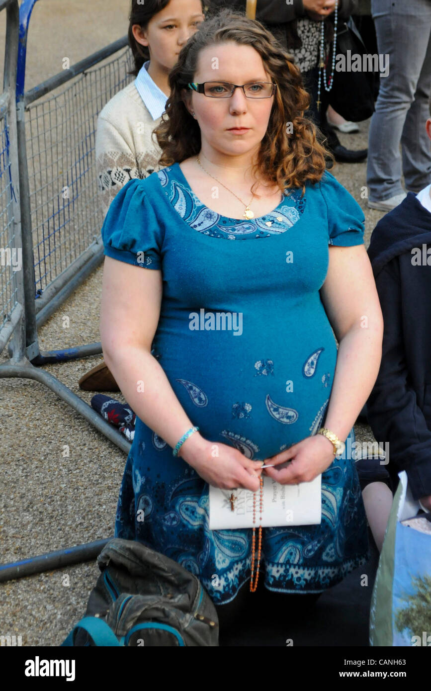 London, UK. 30.03.12. Eine schwangere Frau kniet im Gebet, wie christliche Pro-Life und Anti-Abtreibungs-Aktivisten Gebete und Proteste außerhalb der britischen Schwangerschaft Beratung in Bedford Square statt. Stockfoto