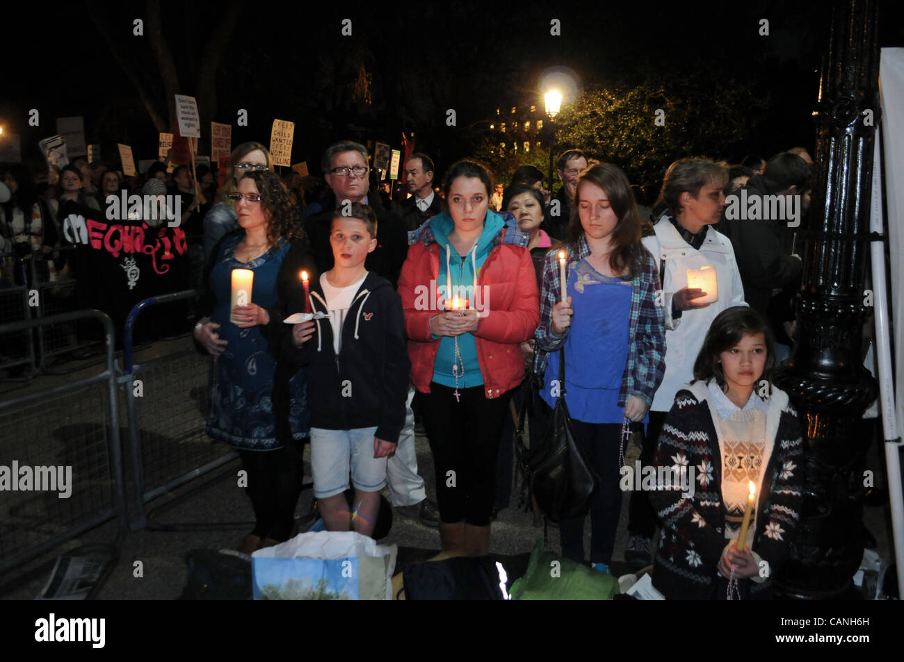 London, UK. 30.03.12. Christlichen Pro-Life und Anti-Abtreibungs-Aktivisten statt Gebete und Proteste außerhalb der britischen Schwangerschaft Beratung in Bedford Square. Pro-Wahl Aktivisten demonstrierten die Zähler in der Nähe. Stockfoto