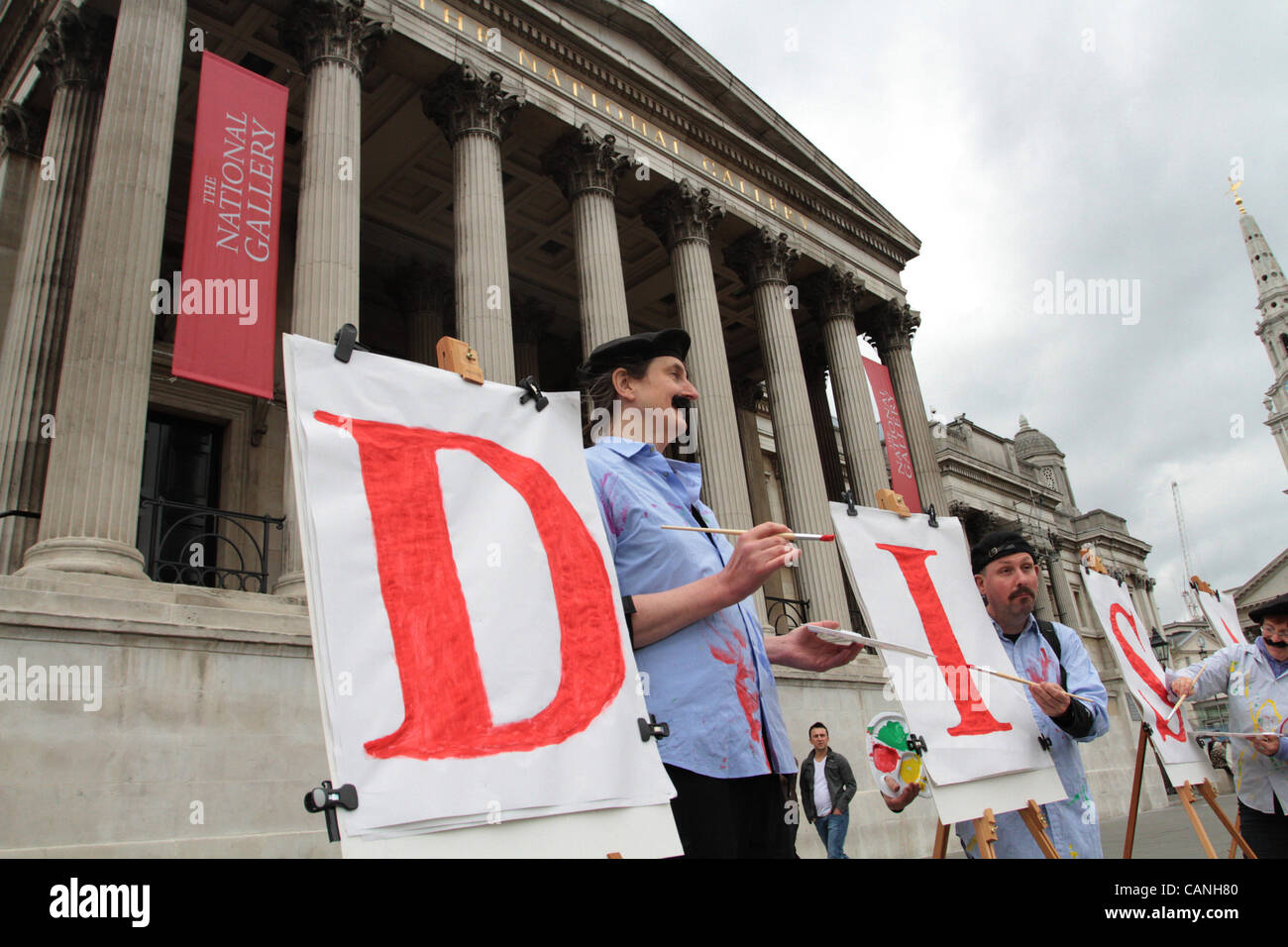 London, UK, 31. März 2012. " Art nicht Arme Protest in der Londoner National Gallery. "Stop the War Koalition" Aktivisten behaupten, dass der National Gallery London regelmäßig Abendveranstaltungen für Waffenhändler veranstaltet Stockfoto