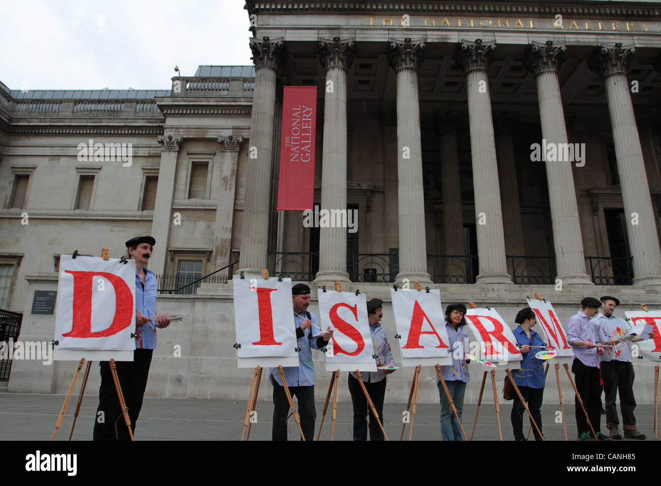 London, UK, 31. März 2012. " Art nicht Arme Protest in der Londoner National Gallery. "Stop the War Koalition" Aktivisten behaupten, dass der National Gallery London regelmäßig Abendveranstaltungen für Waffenhändler veranstaltet Stockfoto