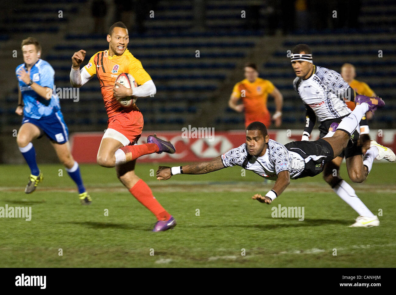 Englands Dan Norton bricht die Fidschi-Spieler sein Team zweiten Versuch im Laufe ihres Spiels in Runde 7 von 7 s Rugby-Weltmeisterschaft in Tokio am 31. März 2012 erzielt. England gewann 14-7. Beide Teams avancierte zum morgigen Viertelfinale Stockfoto