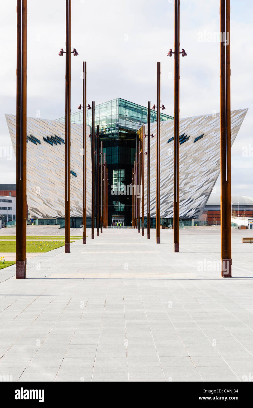 Titanic Signature Building in Belfast betrachtet von den Helligen Titanic und Olympic entstanden. Stockfoto