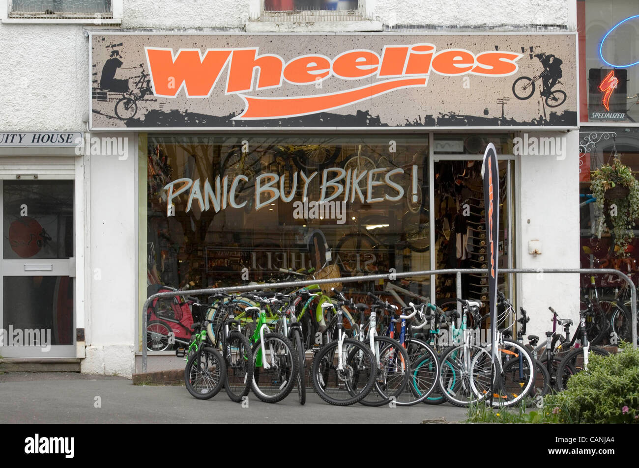 Swansea, Großbritannien. 31. März 2012. Melden Sie sich oben Wheelies Fahrradladen im Hochland Bezirk von Swansea "Panik kaufen Fahrräder" in Bezug auf die Energiekrise zu sagen. Stockfoto