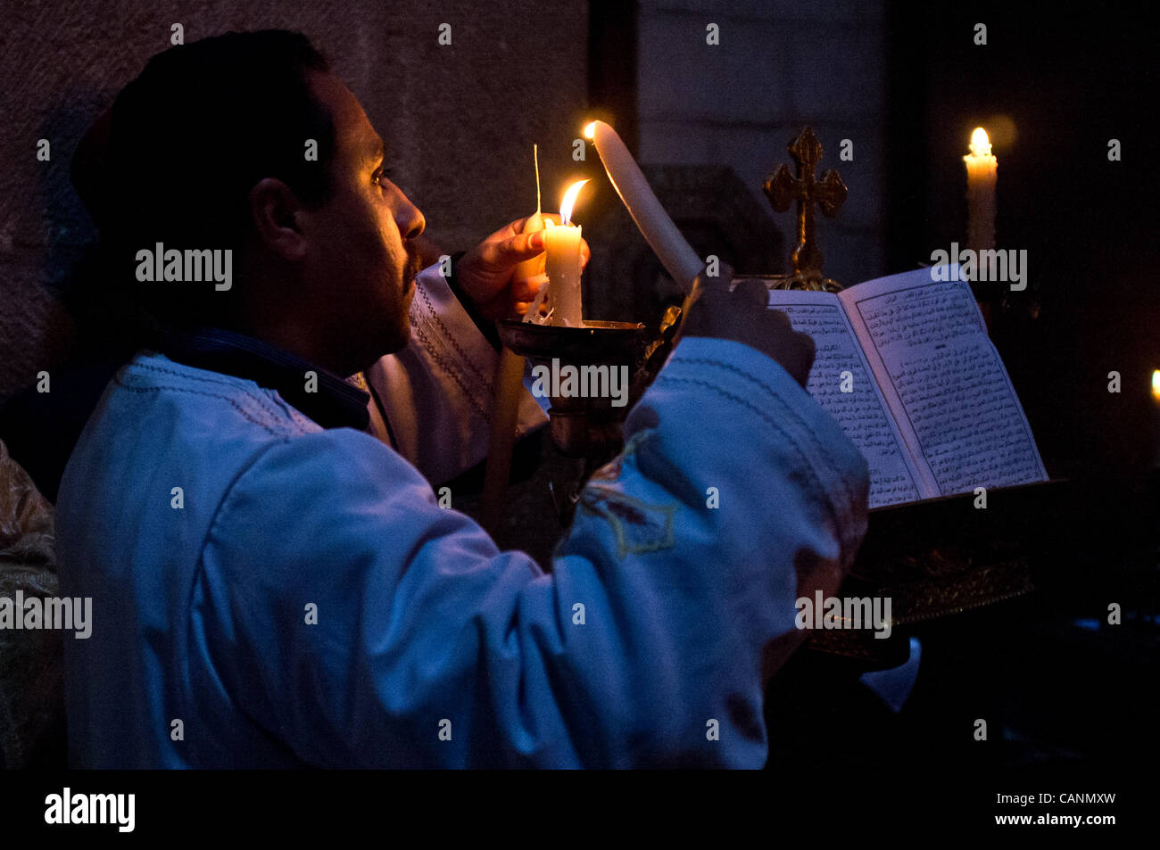 Christen feiern triumphalen Einzug Jesu in Jerusalem am Palmsonntag in der Kirche des Heiligen Grab führen durch den lateinischen Patriarchen von Jerusalem, Erzbischof Fouad Twal und Kirchenführer.  Jerusalem, Israel. 1. April 2012. Stockfoto