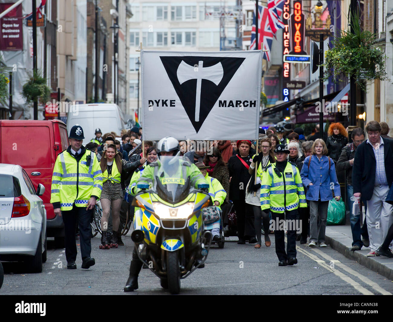 Die London Dyke beginnt März in Soho Square und Köpfe nach Waterloo. Es zielte darauf ab, die Sichtbarkeit zu erhöhen und Deiche, Lesben, Schwule, Bisexuelle, Transfrauen und Genderqueers enthalten.  London, UK, 31. März 2012. Stockfoto