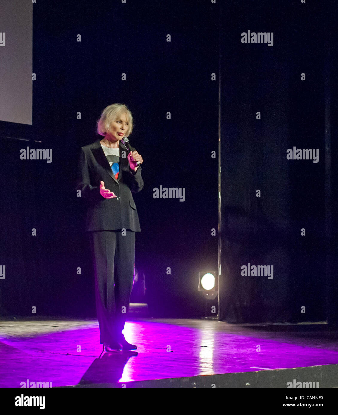 Paris, Frankreich, Präsidentschaftswahlen, beim GLBT-Treffen, für Gleichberechtigung Transgender-Sängerin, Bambi, berühmte französische Kabarettsängerin, Sprecherin auf der Bühne, Trans-Personen, Redner, die sprechen, Transgender-Rechte, Frau, die Rede hält Stockfoto