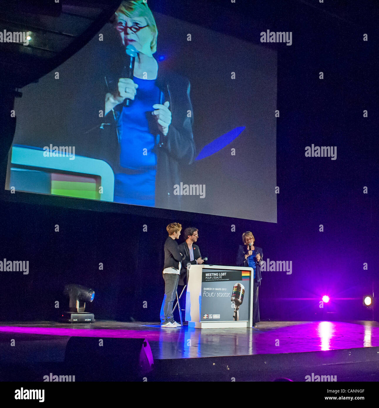 Paris, Frankreich, Präsidentschaftswahlen 2012 Kandidaten GLBT Tagung für Gleichheit, Eva Joly, grüne Ökologie EELV Partei Kandidat Nicolas Gougain, Sprecherin der Inter-LGBT, Marie Labory, Journalist, sprechen. Stockfoto