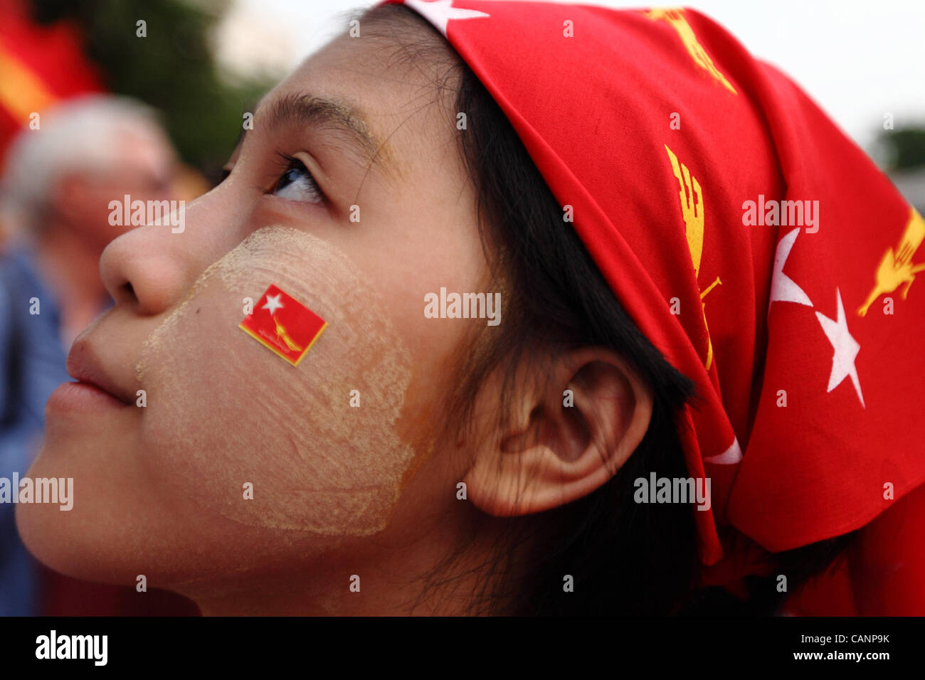 Leute feiern am Sitz der Nationalliga für Demokratie in Yangon, 1. April 2012. Stockfoto