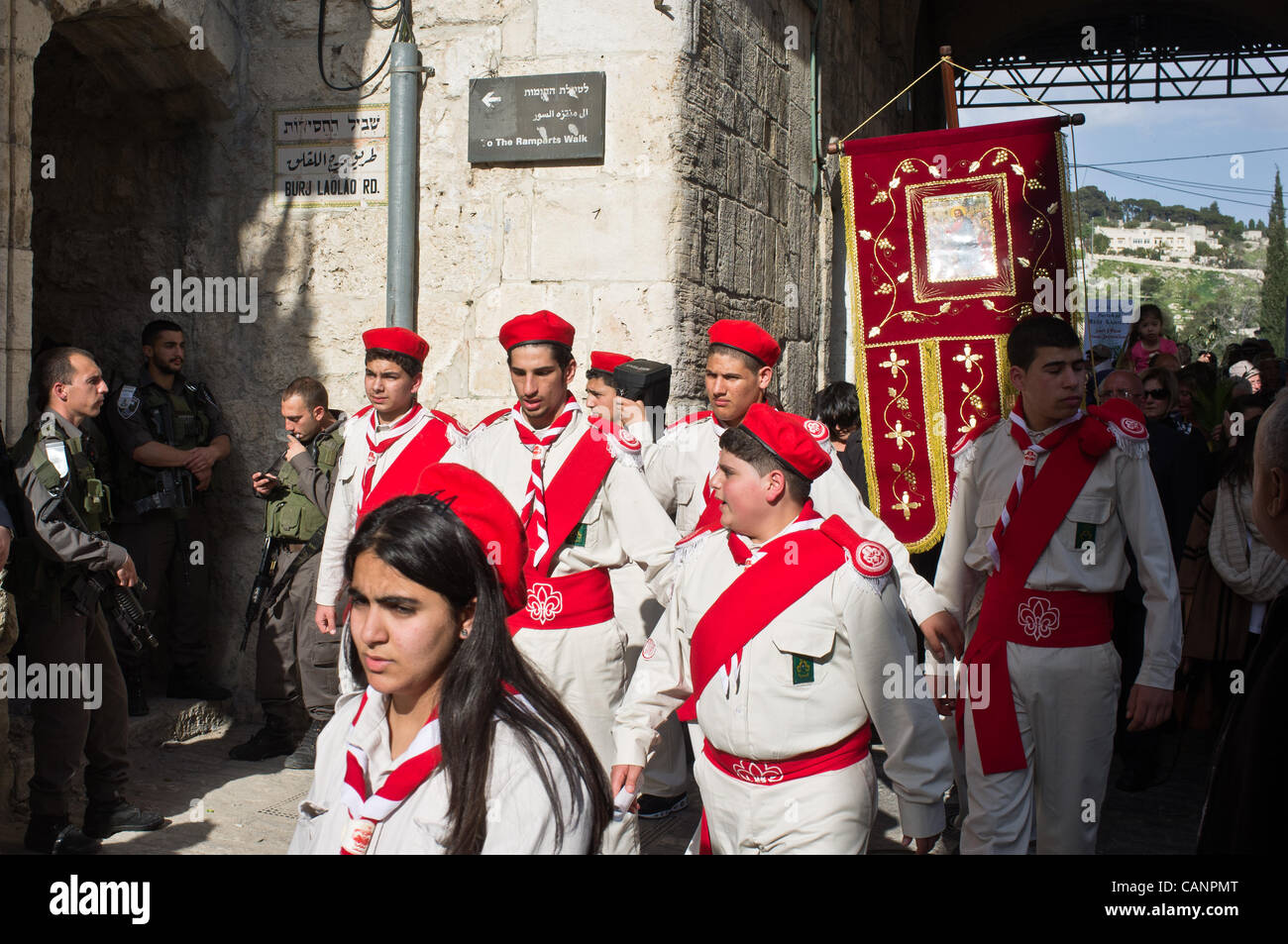 Tausende nehmen an Palmsonntag Prozession betreten die Altstadt durch das Löwentor, tragen Palmzweige, singen "Hosanna dem Sohn Davids" und von Musikinstrumenten begleitet. Jerusalem, Israel. 1. April 2012. Stockfoto
