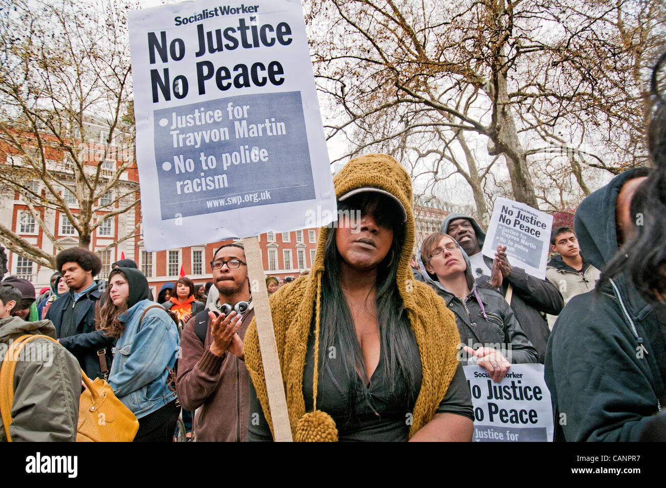 London-Solidarität-Protest vor der US-Botschaft anrufen für 17 Jahre alte Trayvon Martin Killer vor Gericht gestellt werden. Stockfoto