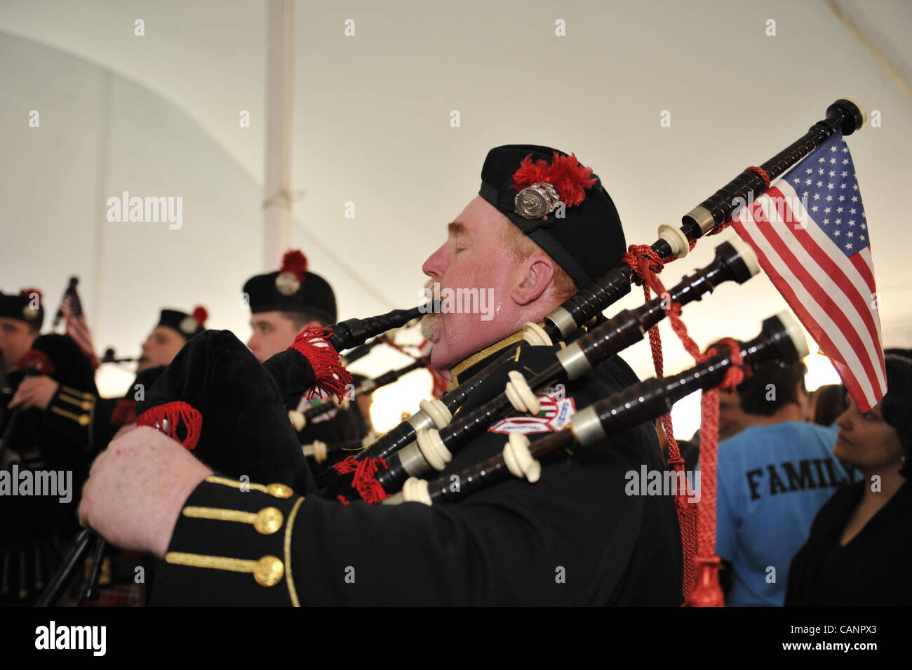 Dudelsackpfeifer bezahlen Dudelsack in Nassau County Feuerwehrleute Pipes and Drums, bei Fund-Raiser für Feuerwehrmann Ray Pfeifer - Kampf gegen Krebs nach Monaten der Bergungsarbeiten auf Ground Zero nach 9/11 Angriff - auf 31. März 2012, am East Meadow Feuerwehrleute Benevolent Hall, New York, USA. Stockfoto