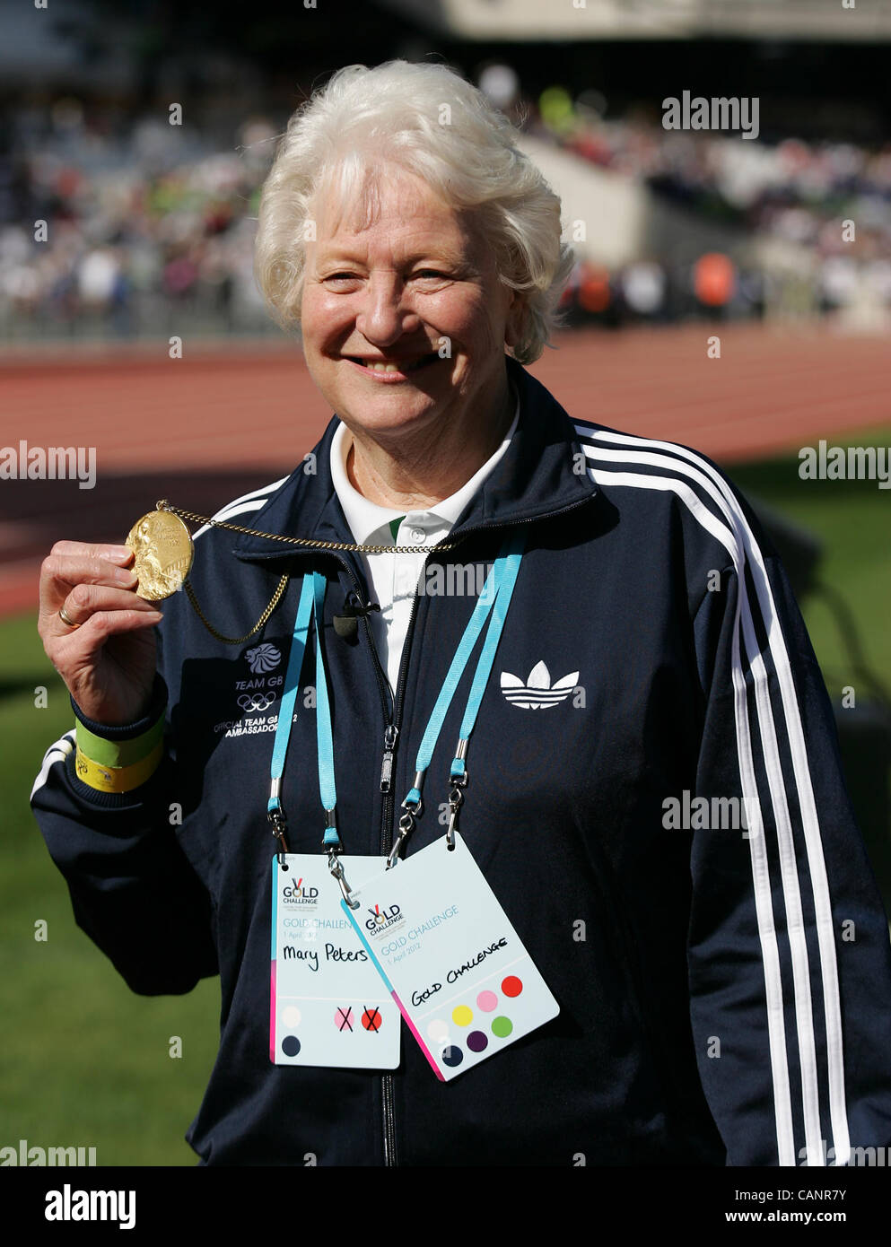 London, UK, 01/04 2012: Dame Mary Peters anlässlich der Gold Herausforderung Olympia Stadion im Olympia-Park in Stratford im Lo Stockfoto