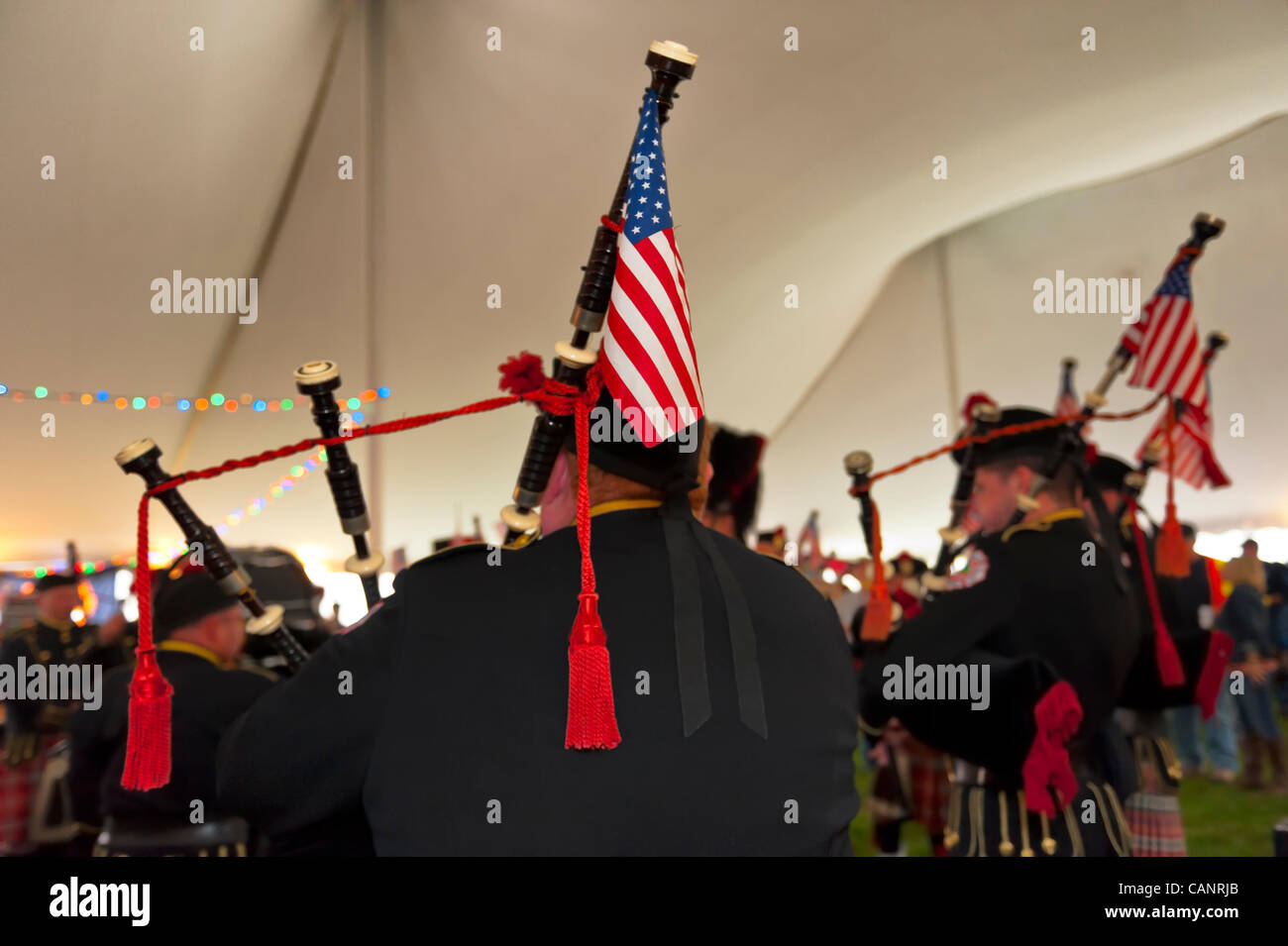 Dudelsackpfeifer bezahlen Dudelsack, von hinten, in Boston gälische Feuerwehr Pipes and Drums, an Spendenaktion für Feuerwehrmann Ray Pfeifer - Kampf gegen Krebs nach Monaten der Bergungsarbeiten auf Ground Zero nach 9/11 Angriff - auf 31. März 2012, am East Meadow Feuerwehrleute Benevolent Hall, New York, USA. Stockfoto