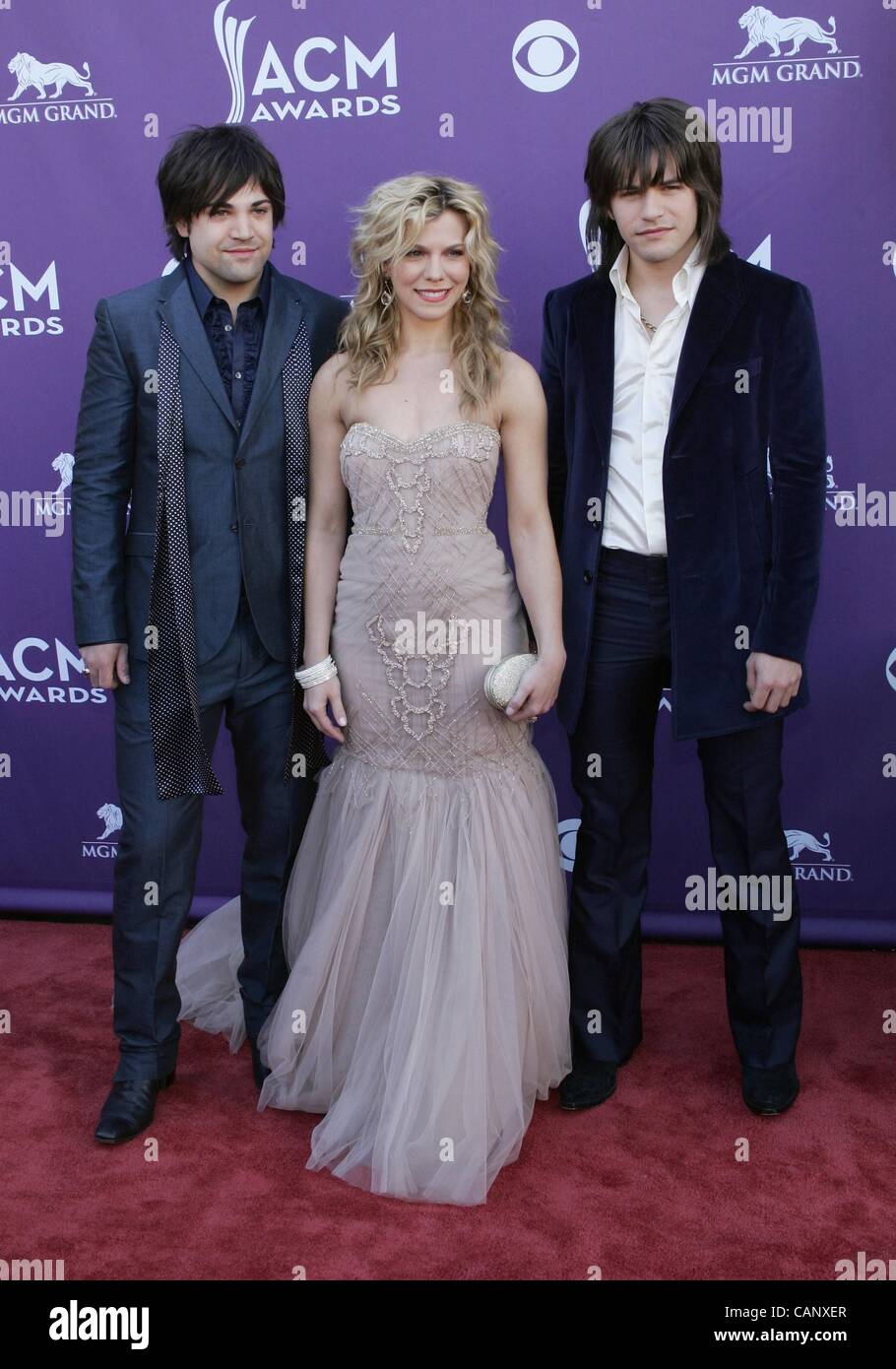 Neil Perry, Kimberly Perry, Reid Perry von The Band Perry im Ankunftsbereich für 47th Annual Academy of Country Music (ACM) Awards - Ankünfte, MGM Grand Garden Arena, Las Vegas, NV 1. April 2012. Foto von: James Atoa/Everett Collection Stockfoto