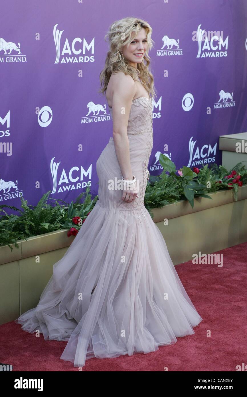Kimberly Perry von The Band Perry im Ankunftsbereich für 47th Annual Academy of Country Music (ACM) Awards - Ankünfte, MGM Grand Garden Arena, Las Vegas, NV 1. April 2012. Foto von: James Atoa/Everett Collection Stockfoto