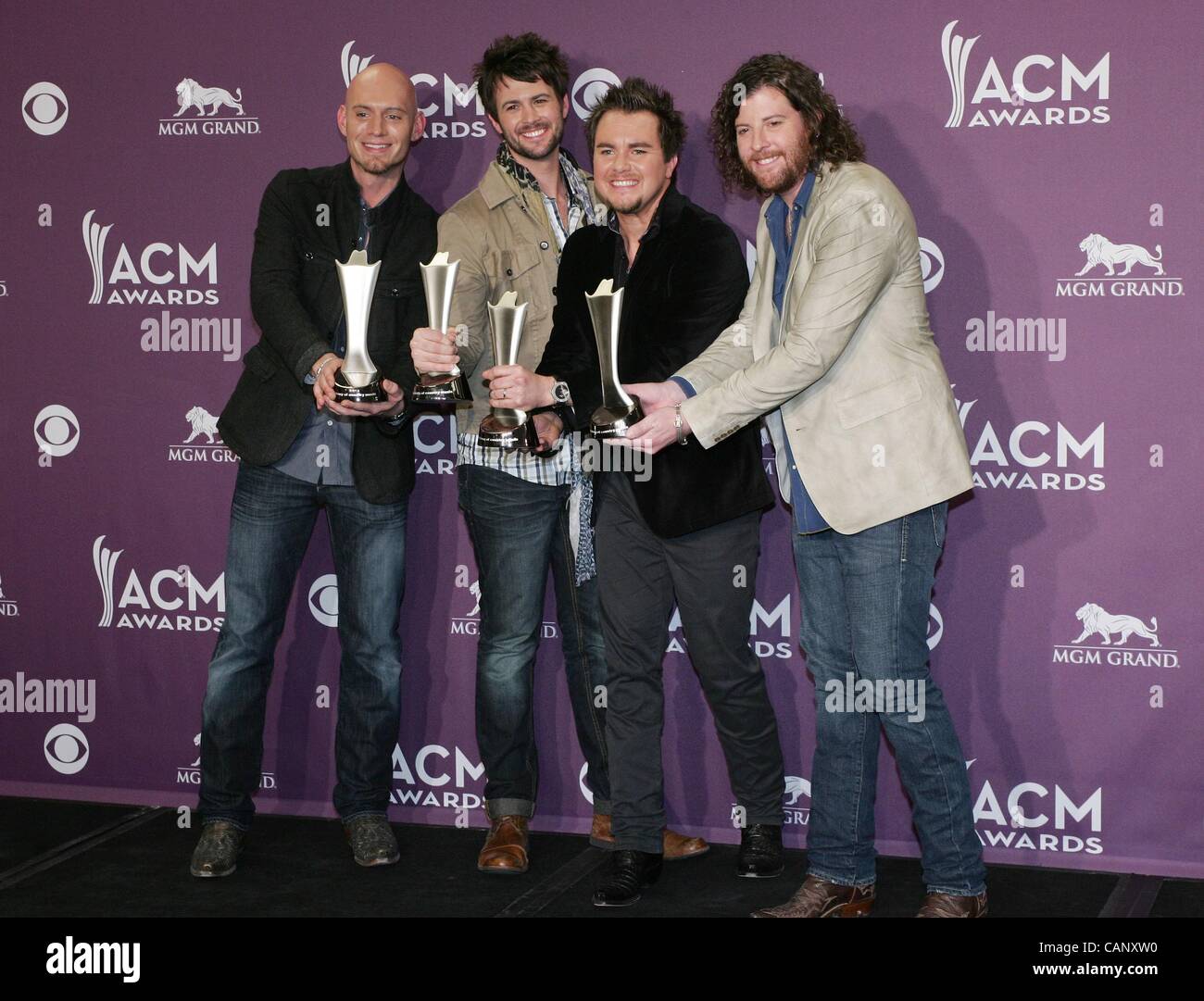 Eli Young Band im Presseraum für 47th Annual Academy of Country Music (ACM) Awards - PRESS ROOM, MGM Grand Garden Arena, Las Vegas, NV 1. April 2012. Foto von: James Atoa/Everett Collection Stockfoto