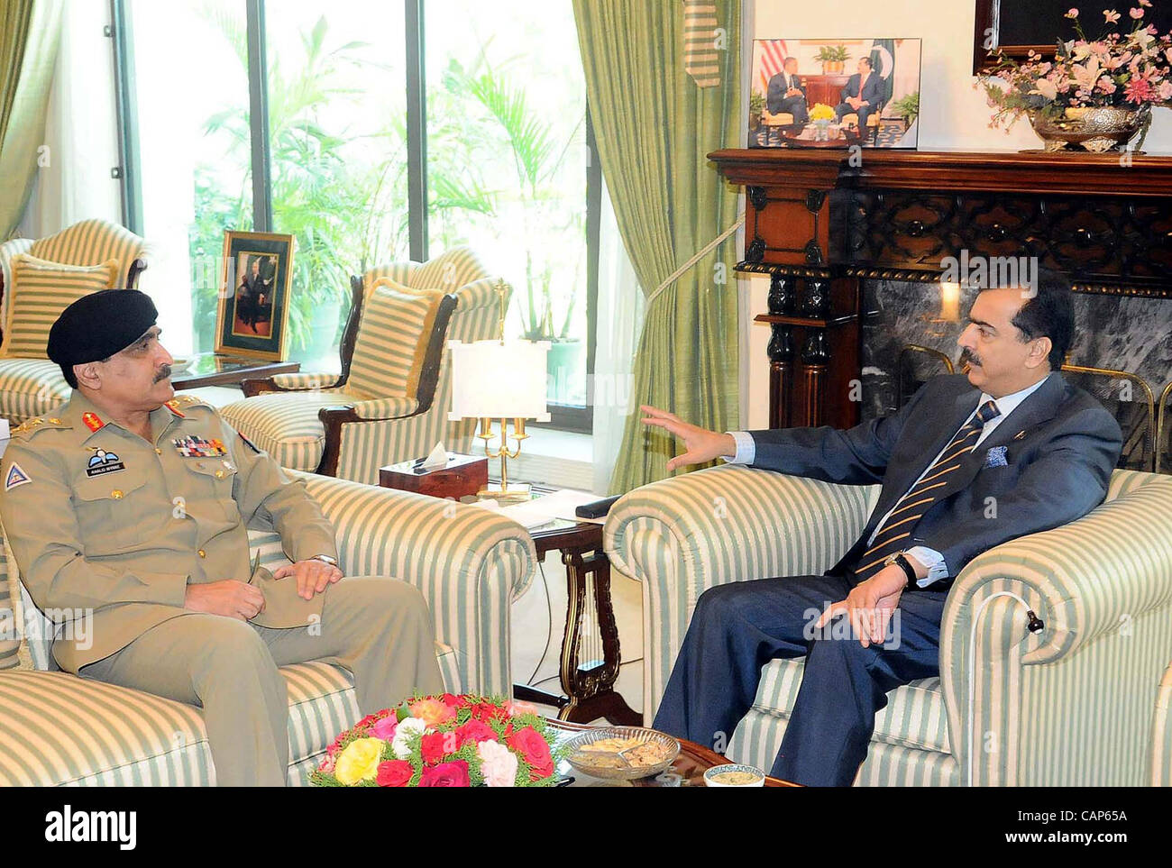 Herr Ministerpräsident, spricht Syed Yousuf Raza Gilani mit Gen.Khalid Shamim Wynne, Vorsitzender der Joint Chiefs Of Staff Committee (JCSC), während der Sitzung im PM House in Islamabad am Mittwoch, 4. April 2012. Stockfoto
