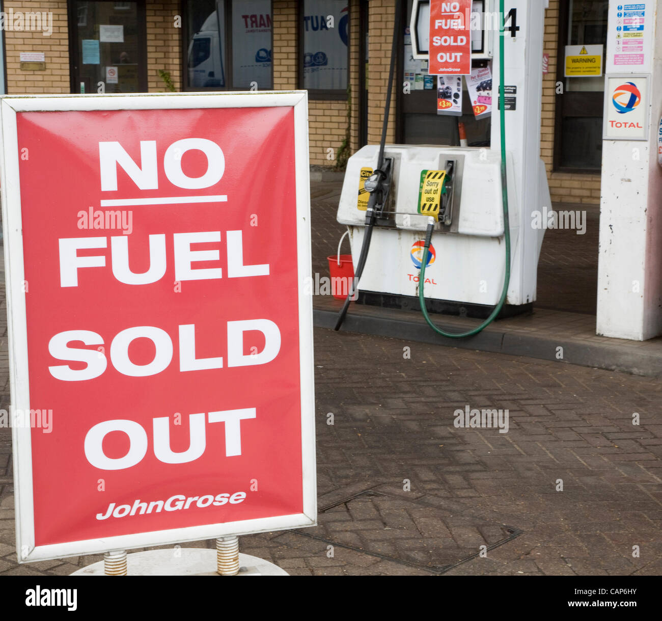 Unabhängige Tankstelle John Grose bei Melton Suffolk hat Kraftstoff ausgeht, als die Gewerkschaften und Arbeitgeber geben Sie Gespräche in London, 4. April 2012 Stockfoto
