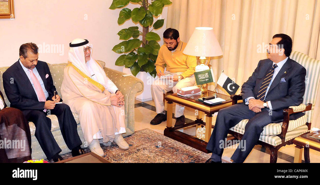 Herr Ministerpräsident, spricht Syed Yousuf Raza Gilani mit Saudi-Arabien Informationen und Kulturminister, Abdul Aziz Bin Mohayyuddin Khoja bei Treffen im PM House in Islamabad am Mittwoch, 4. April 2012. Stockfoto