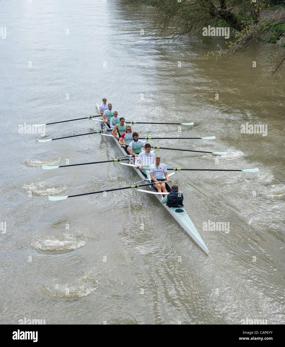 04.04.2012. 158. Xchanging Oxford & Universitäten Cambridge Boat Race.  Praxis in der Vorwoche Tideway Ausflug.  Von Cambridge Blau Boot unterquert Hammersmith Bridge auf einen Praxis-Ausflug vor diesem Samstag Boot Rennen.  Cambridge Blue Crew:-1 Bogen: David Nelson (AUS), 2 Mori Stockfoto