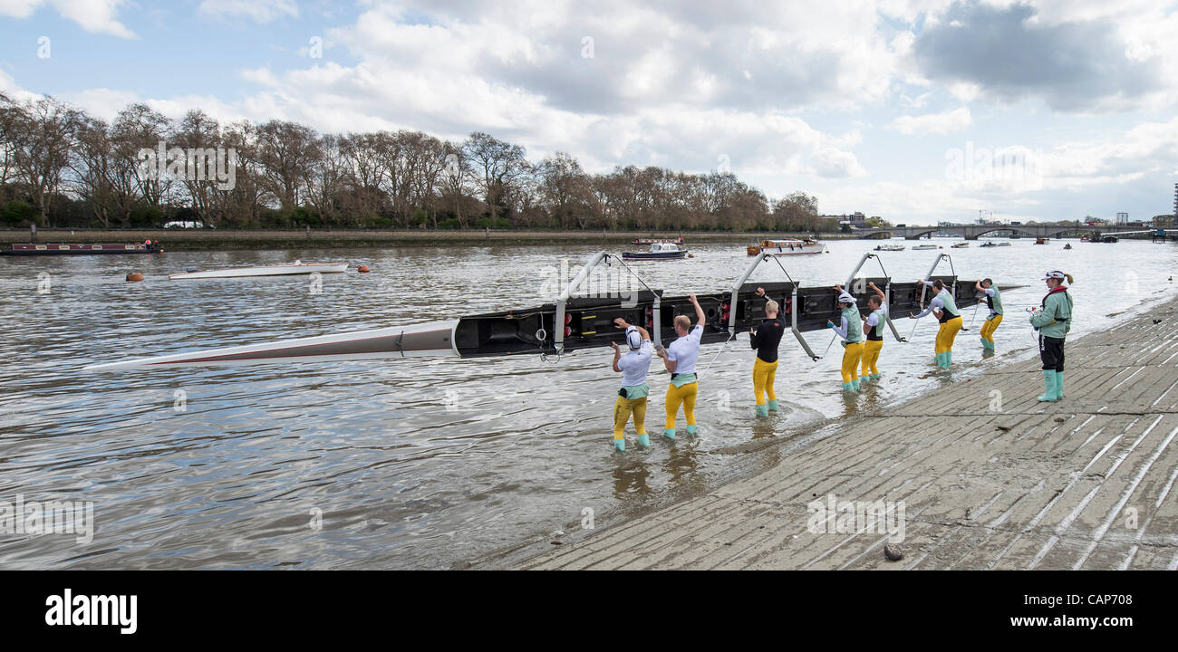 04.04.2012. 158. Xchanging Oxford & Universitäten Cambridge Boat Race.  Praxis in der Vorwoche Tideway Ausflug.  Cambridge Goldie Boot etwa für eine Praxis-Ausflug ins Leben gerufen werden. Cambridge-Goldie-Crew:-1 Bogen: Josh Pendry, 2 Rowan Lawson, 3 Pete Dewhurst, 4 Tom Haworth, 5 Hank Moore Stockfoto