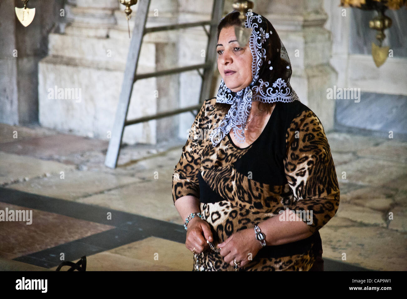 Eine Frau kniet vor der Stein Salbung in der Kirche des Heiligen Grabes am Gründonnerstag. Jerusalem, Israel. 5. April 2012. Stockfoto